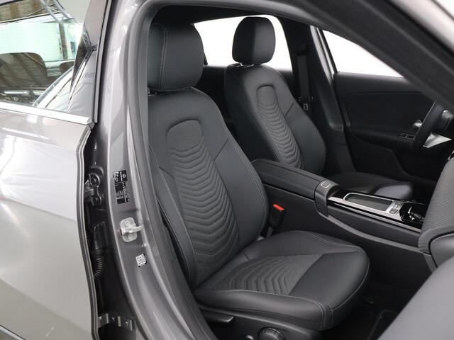 Mercedes-Benz A-KLASSE 180 Star Edition widescreen cockpit | Climate control | Parkeercamera | Stoelverwarming | Parkeercamera