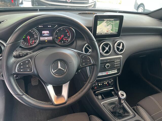 Mercedes-Benz A-KLASSE 180 d Ambition Start/stop systeem - Cruise control - Parkeersensoren voor en achter - Multifunctioneel stuurwiel - Airco - Navigatie - CD Bluetooth - warmte werend glas - stoelverwarming - Sportstoelen