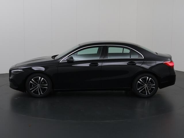 Mercedes-Benz A-KLASSE 180 Star Edition Limousine | Apple Carplay/Android Auto | Achteruitrijcamera | Stoelverwarming | High-Performance Led | Parkeerpakket | Thermatic airco |