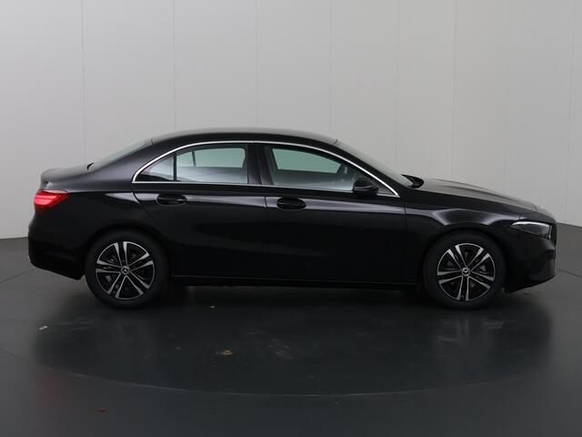 Mercedes-Benz A-KLASSE 180 Star Edition Limousine | Apple Carplay/Android Auto | Achteruitrijcamera | Stoelverwarming | High-Performance Led | Parkeerpakket | Thermatic airco |