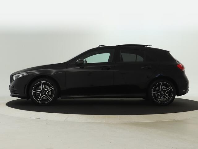 Mercedes-Benz A-KLASSE 250 e AMG Plug-In Hybride | AMG Line | Night Pakket | Panorama Schuif-Kanteldak | Sfeerverlichting | Inclusief 24 maanden MB Certified garantie voor Europa.