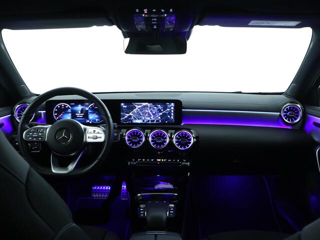 Mercedes-Benz A-KLASSE 250 e AMG Plug-In Hybride | AMG Line | Night Pakket | Panorama Schuif-Kanteldak | Sfeerverlichting | Inclusief 24 maanden MB Certified garantie voor Europa.