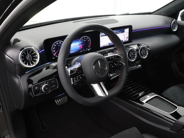 Mercedes-Benz A-KLASSE 180 Star Edition AMG Line | Sfeerverlichting | Multibeam | Night Pakket | Parktronic | Panoramadak | Stoelverwarming |