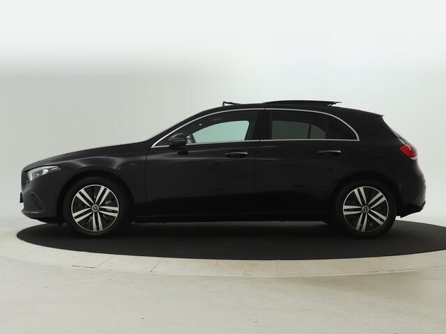 Mercedes-Benz A-KLASSE 250 e Plug-In Hybride | Panoramadak | Achteruitrijcamera | Multibeam | Sfeerverlichting | Inclusief 24 maanden MB Certified garantie voor Europa.