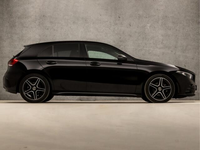 Mercedes-Benz A-KLASSE 180 AMG Sport Automaat (APPLE CARPLAY, GROOT NAVI, SFEERVERLICHTING, CAMERA, LEDER/ALCANTARA, SPORTSTOELEN, STOELVERWARMING, GETINT GLAS, WIDESCREEN, NIEUWE APK, NIEUWSTAAT)