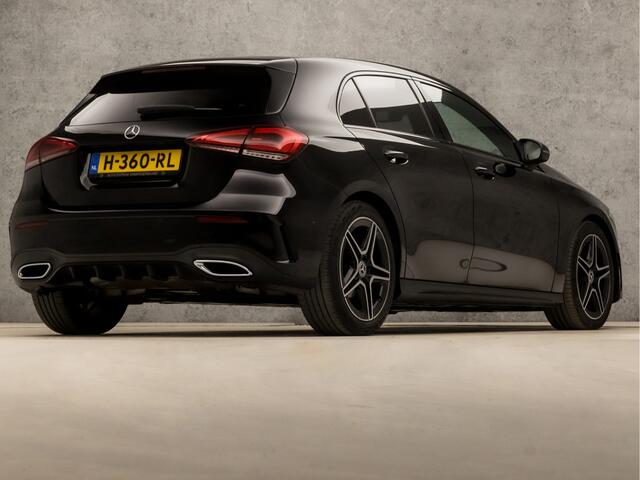 Mercedes-Benz A-KLASSE 180 AMG Sport Automaat (APPLE CARPLAY, GROOT NAVI, SFEERVERLICHTING, CAMERA, LEDER/ALCANTARA, SPORTSTOELEN, STOELVERWARMING, GETINT GLAS, WIDESCREEN, NIEUWE APK, NIEUWSTAAT)