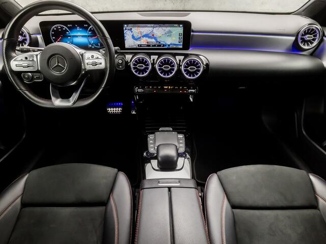 Mercedes-Benz A-KLASSE 180 AMG Sport Automaat (APPLE CARPLAY, GROOT NAVI, SFEERVERLICHTING, CAMERA, LEDER/ALCANTARA, SPORTSTOELEN, STOELVERWARMING, GETINT GLAS, WIDESCREEN, NIEUWE APK, NIEUWSTAAT)