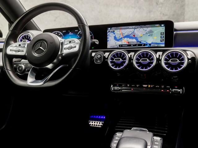 Mercedes-Benz A-KLASSE 180 AMG Sport Automaat (APPLE CARPLAY, GROOT NAVI, SFEERVERLICHTING, CAMERA, LEDER/ALCANTARA, SPORTSTOELEN, STOELVERWARMING, GETINT GLAS, WIDESCREEN, NIEUWE APK, NIEUWSTAAT)