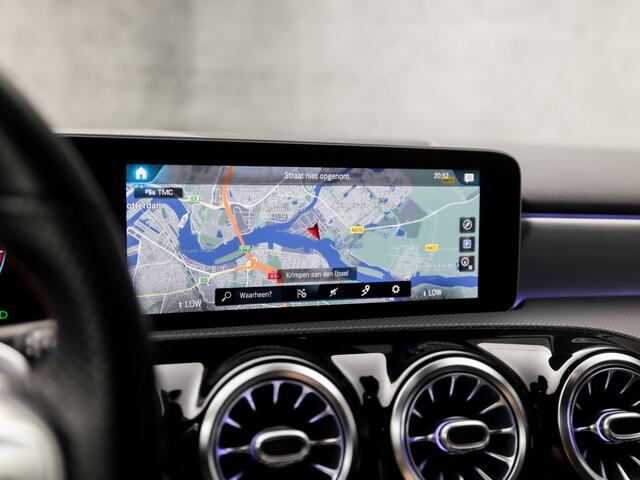Mercedes-Benz A-KLASSE 180 AMG Sport Automaat (APPLE CARPLAY, GROOT NAVI, SFEERVERLICHTING, CAMERA, LEDER/ALCANTARA, SPORTSTOELEN, STOELVERWARMING, GETINT GLAS, WIDESCREEN, NIEUWE APK, NIEUWSTAAT)