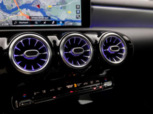 Mercedes-Benz A-KLASSE 180 AMG Sport Automaat (APPLE CARPLAY, GROOT NAVI, SFEERVERLICHTING, CAMERA, LEDER/ALCANTARA, SPORTSTOELEN, STOELVERWARMING, GETINT GLAS, WIDESCREEN, NIEUWE APK, NIEUWSTAAT)