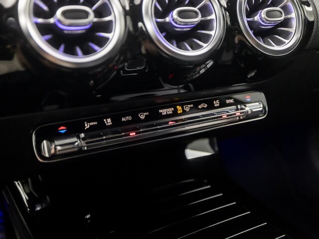 Mercedes-Benz A-KLASSE 180 AMG Sport Automaat (APPLE CARPLAY, GROOT NAVI, SFEERVERLICHTING, CAMERA, LEDER/ALCANTARA, SPORTSTOELEN, STOELVERWARMING, GETINT GLAS, WIDESCREEN, NIEUWE APK, NIEUWSTAAT)
