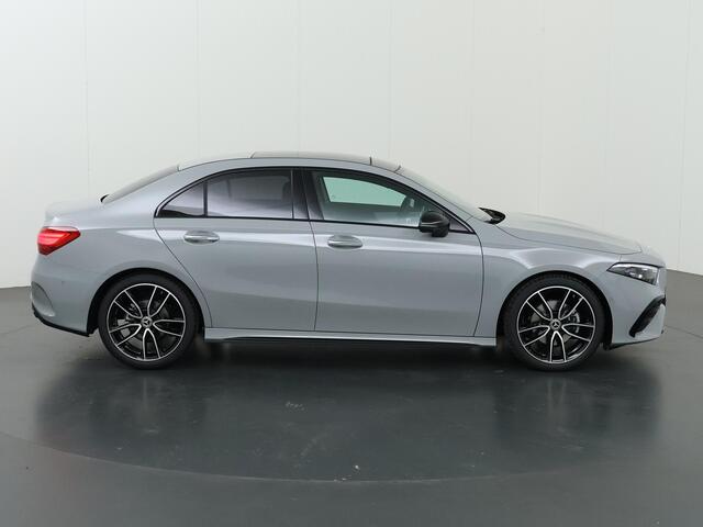 Mercedes-Benz A-KLASSE 180 Business Solution AMG | Night edition | Panoramadak | Memory stoelen | Sfeerverlichting | Stoelverwarming |