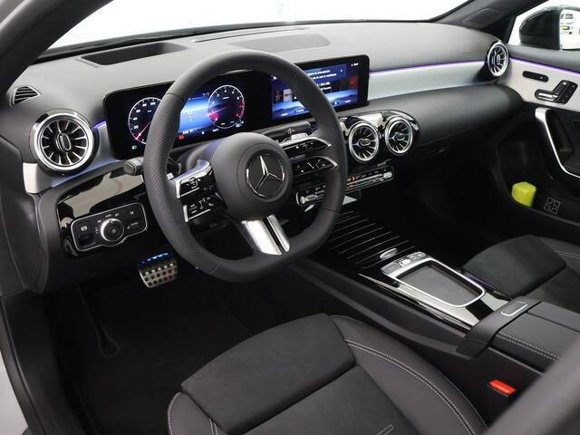 Mercedes-Benz A-KLASSE 180 Business Solution AMG | Night edition | Panoramadak | Memory stoelen | Sfeerverlichting | Stoelverwarming |