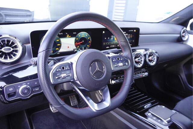 Mercedes-Benz A-KLASSE 180 Automaat! 5drs AMG BJ2020 Lmv 18" | Led | Pdc | Navi | Achteruitrijcamera | Dashboard verlichting | Virtual cockpit | Climate control | Cruise control | Sportstoelen | Sportstuur | Verwarmde voorstoelen | Extra getint glas