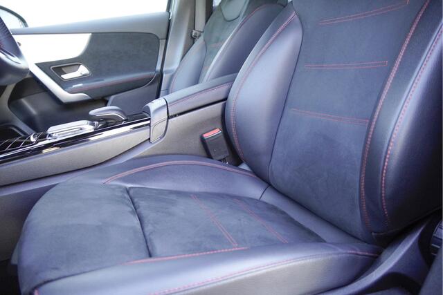 Mercedes-Benz A-KLASSE 180 Automaat! 5drs AMG BJ2020 Lmv 18" | Led | Pdc | Navi | Achteruitrijcamera | Dashboard verlichting | Virtual cockpit | Climate control | Cruise control | Sportstoelen | Sportstuur | Verwarmde voorstoelen | Extra getint glas