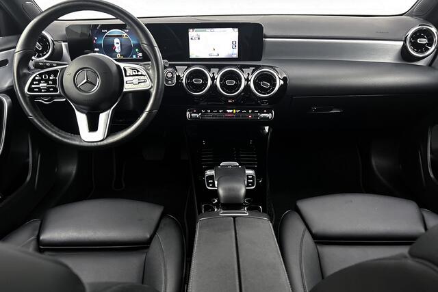 Mercedes-Benz A-KLASSE 200 Business Solution AMG Upgrade | Camera | LED | Lederen bekleding | Sportstoelen | Cruise control
