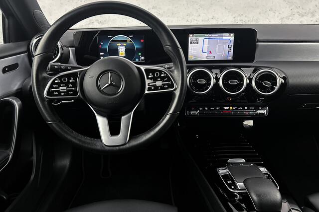 Mercedes-Benz A-KLASSE 200 Business Solution AMG Upgrade | Camera | LED | Lederen bekleding | Sportstoelen | Cruise control