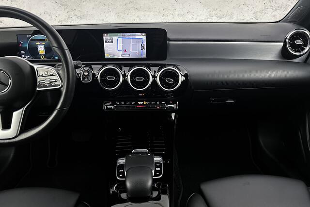 Mercedes-Benz A-KLASSE 200 Business Solution AMG Upgrade | Camera | LED | Lederen bekleding | Sportstoelen | Cruise control