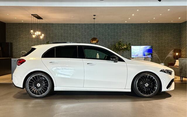 Mercedes-Benz A-KLASSE 180 AMG Line I Pano I 19" I Camera I NIEUW!