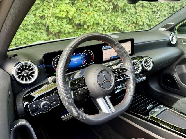 Mercedes-Benz A-KLASSE 180 AMG Line I Pano I 19" I Camera I NIEUW!
