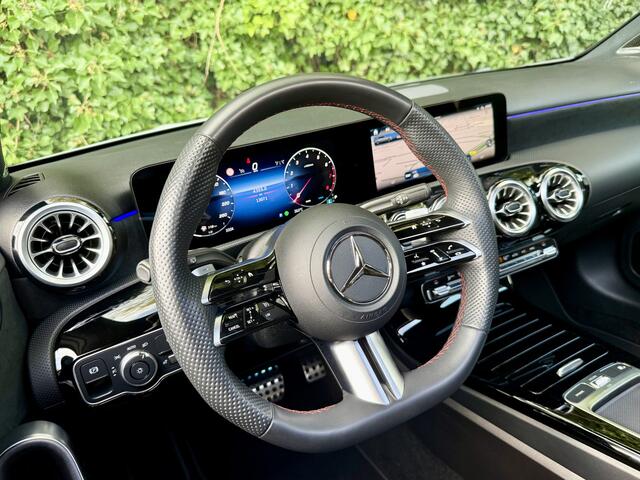 Mercedes-Benz A-KLASSE 180 AMG Line I Pano I 19" I Camera I NIEUW!