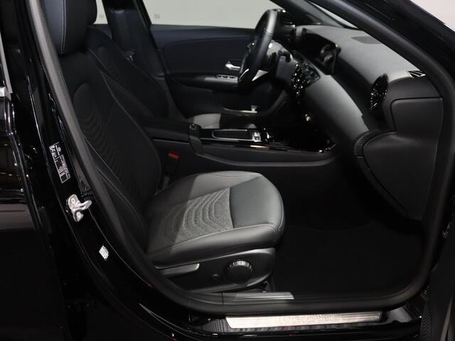 Mercedes-Benz A-KLASSE 180 Star Edition | Widescreen | Achteruitrijcamera | Led-koplampen | Parkeer assistent | Stoelverwarming |