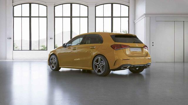 Mercedes-Benz A-KLASSE 180 Business Solution AMG | Night | Multibeam | Panoramadak | Widescreen | Sfeerverlichting |