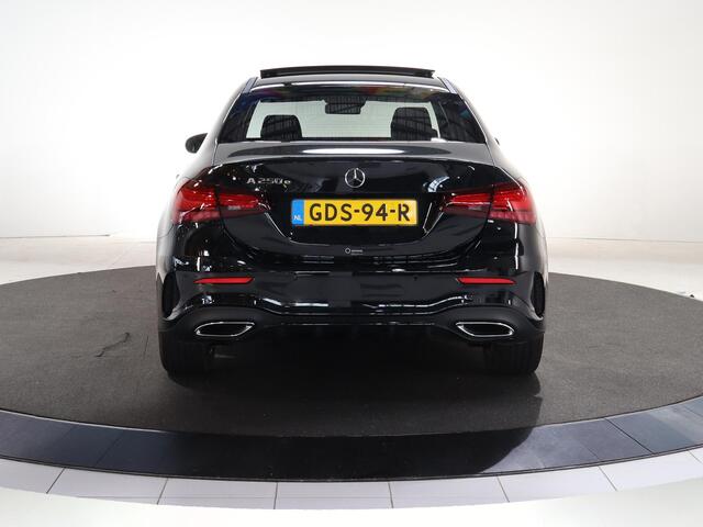 Mercedes-Benz A-KLASSE 250 e Star Edition AMG Line | Panoramaschuifdak | Nightpakket | Sfeerverlichting | MULTIBEAM LED | Stoelverwarming | Dodehoekassistent |