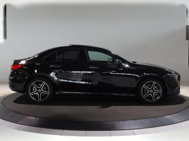 Mercedes-Benz A-KLASSE 250 e Star Edition AMG Line | Panoramaschuifdak | Nightpakket | Sfeerverlichting | MULTIBEAM LED | Stoelverwarming | Dodehoekassistent |