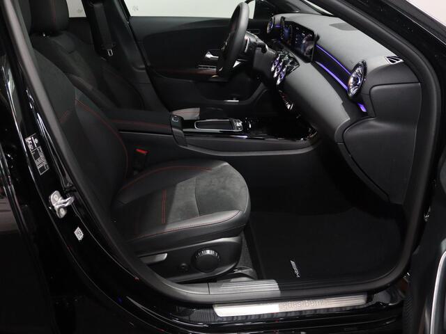Mercedes-Benz A-KLASSE 250 e Star Edition AMG Line | Panoramaschuifdak | Nightpakket | Sfeerverlichting | MULTIBEAM LED | Stoelverwarming | Dodehoekassistent |