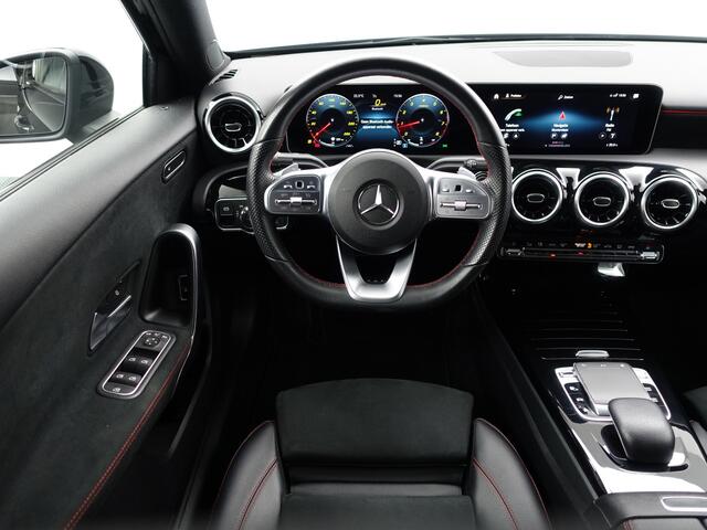 Mercedes-Benz A-KLASSE 200 AMG Premium Plus Aut- Panoramadak, Camera, Park Assist, Xenon Led, Stoelverwarming, Sport Interieur