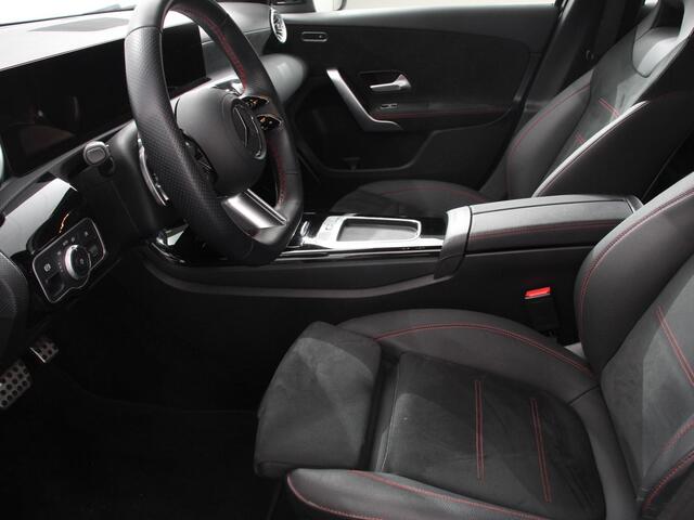 Mercedes-Benz A-KLASSE 200 177pk Automaat MHEV AMG Line Achteruitrij Camera Verwarmde voorstoelen Navigatie LED Climate control Adaptive Cruise control Parkeersensoren Apple Carplay & Android Auto
