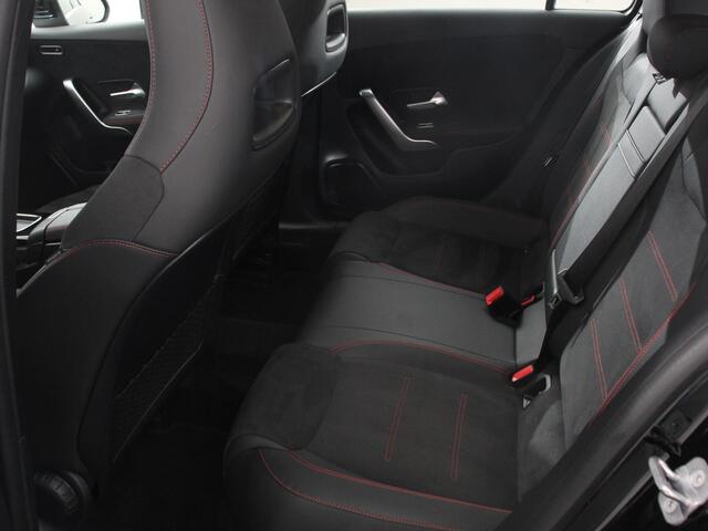 Mercedes-Benz A-KLASSE 200 177pk Automaat MHEV AMG Line Achteruitrij Camera Verwarmde voorstoelen Navigatie LED Climate control Adaptive Cruise control Parkeersensoren Apple Carplay & Android Auto