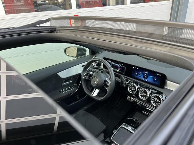 Mercedes-Benz A-KLASSE 180 AMG Line | Panoramadak | Trekhaak | MULTIBEAM LED Koplampen | Dodehoekassistent | Advanced Sound System | Apple CarPlay | Android Auto | Augmented Reality voor Navigatie | Donkergetint Glas Achter | Sfeerverlichting | Stoelverwarming