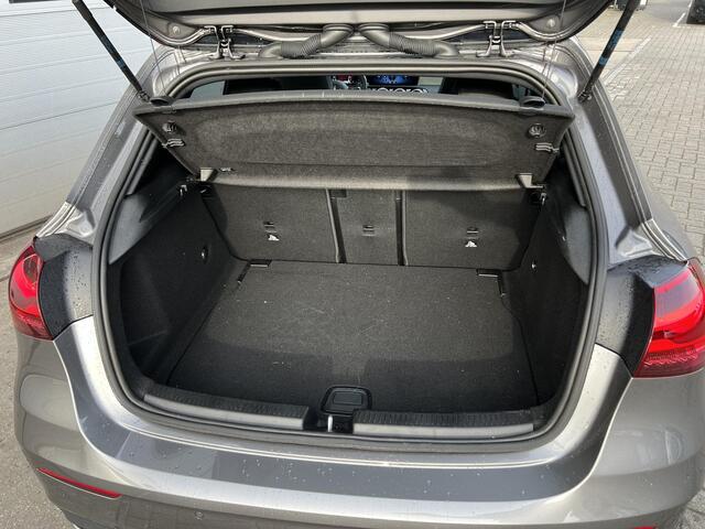Mercedes-Benz A-KLASSE 180 AMG Line | Panoramadak | Trekhaak | MULTIBEAM LED Koplampen | Dodehoekassistent | Advanced Sound System | Apple CarPlay | Android Auto | Augmented Reality voor Navigatie | Donkergetint Glas Achter | Sfeerverlichting | Stoelverwarming