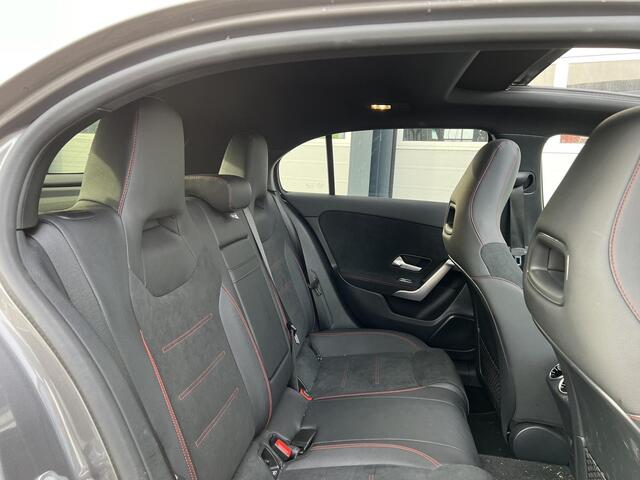 Mercedes-Benz A-KLASSE 180 AMG Line | Panoramadak | Trekhaak | MULTIBEAM LED Koplampen | Dodehoekassistent | Advanced Sound System | Apple CarPlay | Android Auto | Augmented Reality voor Navigatie | Donkergetint Glas Achter | Sfeerverlichting | Stoelverwarming