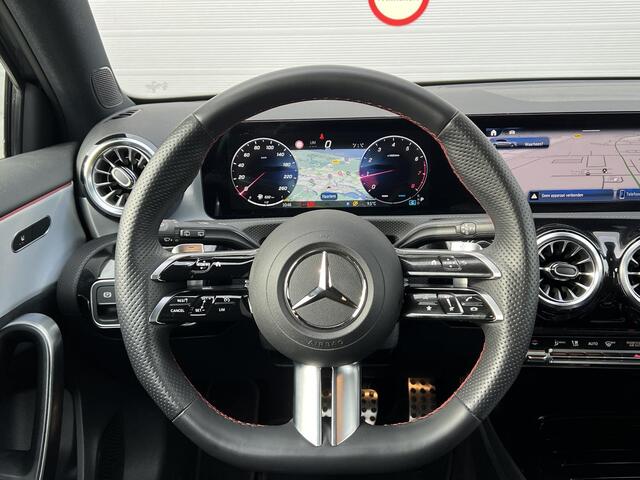 Mercedes-Benz A-KLASSE 180 AMG Line | Panoramadak | Trekhaak | MULTIBEAM LED Koplampen | Dodehoekassistent | Advanced Sound System | Apple CarPlay | Android Auto | Augmented Reality voor Navigatie | Donkergetint Glas Achter | Sfeerverlichting | Stoelverwarming