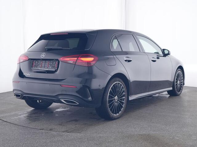 Mercedes-Benz A-KLASSE 250 e AMG Face Lift Plug-In Hybride AMG Line Advanced Plus | Night Pakket | Trekhaak Sfeerverlichting | Stuur en Stoelverwarming. Inclusief 24 maanden MB Certified garantie voor Europa.