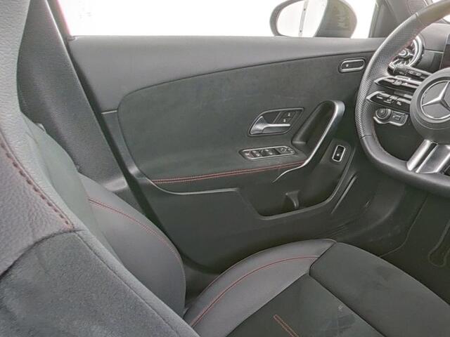 Mercedes-Benz A-KLASSE 250 e AMG Face Lift Plug-In Hybride AMG Line Advanced Plus | Night Pakket | Trekhaak Sfeerverlichting | Stuur en Stoelverwarming. Inclusief 24 maanden MB Certified garantie voor Europa.
