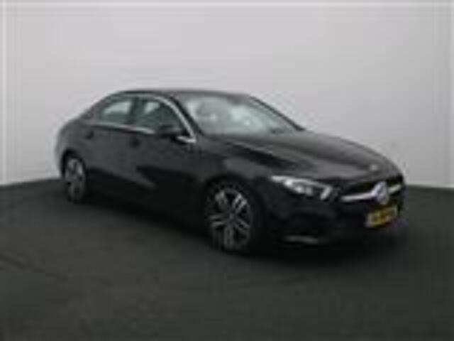 Mercedes-Benz A-KLASSE 180 Business Solution Luxury Sfeerverlichting | Stoelverwarming voor | Spiegelpakket | Achteruitrijcamera. Inclusief 24 maanden Mercedes-Benz Certified garantie voor Europa.
