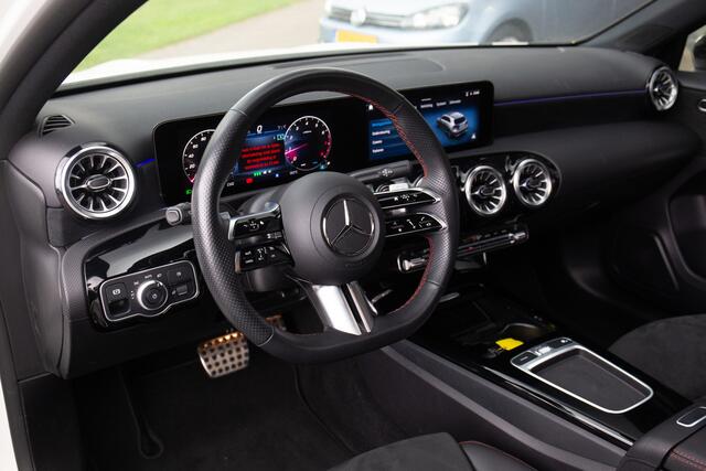 Mercedes-Benz A-KLASSE 200 AMG Line , Pano dak, Sfeerverlichting, Nightpakket,