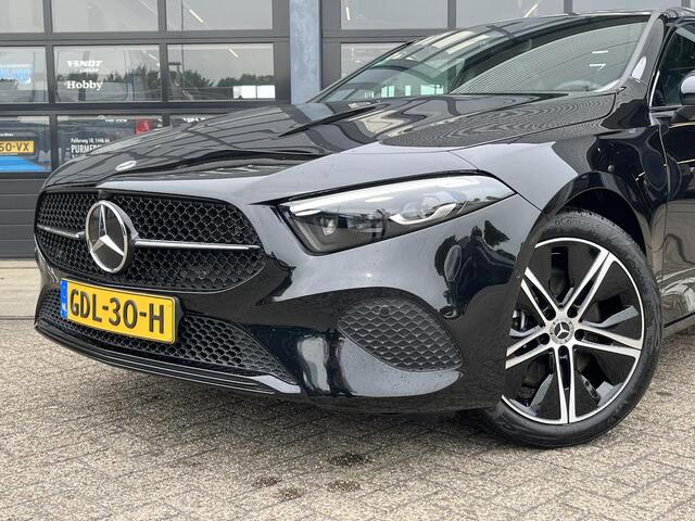 Mercedes-Benz A-KLASSE 250 e Star Edition Luxury Line | Night Pakket | Panoramadak | Dodehoekassistent | Multibeam LED Koplampen | Sfeerverlichting | Stoelverwarming | Achteruitrijcamera |