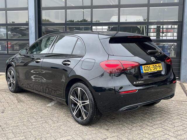Mercedes-Benz A-KLASSE 250 e Star Edition Luxury Line | Night Pakket | Panoramadak | Dodehoekassistent | Multibeam LED Koplampen | Sfeerverlichting | Stoelverwarming | Achteruitrijcamera |
