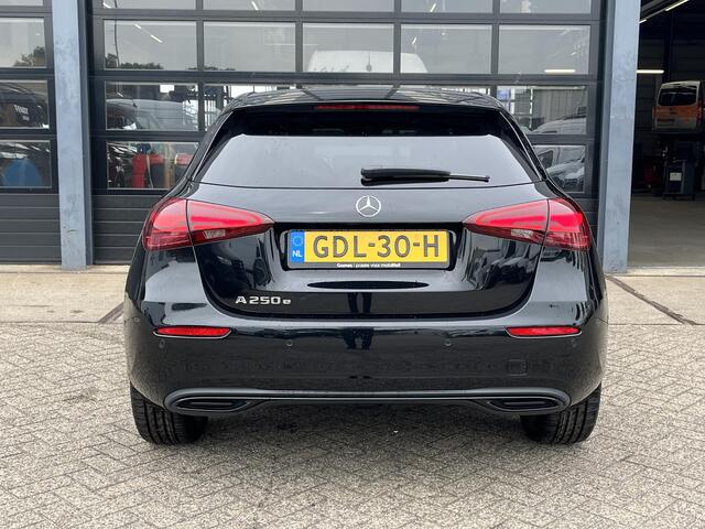 Mercedes-Benz A-KLASSE 250 e Star Edition Luxury Line | Night Pakket | Panoramadak | Dodehoekassistent | Multibeam LED Koplampen | Sfeerverlichting | Stoelverwarming | Achteruitrijcamera |