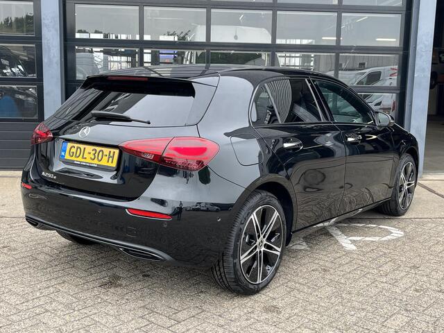 Mercedes-Benz A-KLASSE 250 e Star Edition Luxury Line | Night Pakket | Panoramadak | Dodehoekassistent | Multibeam LED Koplampen | Sfeerverlichting | Stoelverwarming | Achteruitrijcamera |