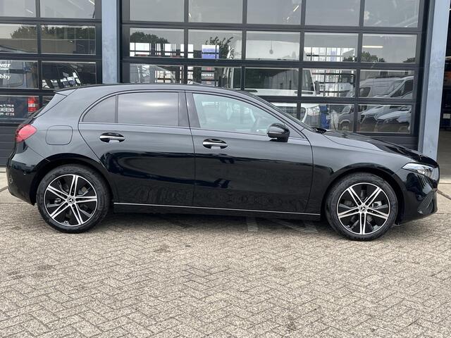 Mercedes-Benz A-KLASSE 250 e Star Edition Luxury Line | Night Pakket | Panoramadak | Dodehoekassistent | Multibeam LED Koplampen | Sfeerverlichting | Stoelverwarming | Achteruitrijcamera |