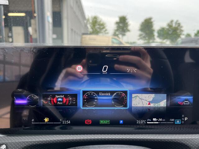 Mercedes-Benz A-KLASSE 250 e Star Edition Luxury Line | Night Pakket | Panoramadak | Dodehoekassistent | Multibeam LED Koplampen | Sfeerverlichting | Stoelverwarming | Achteruitrijcamera |