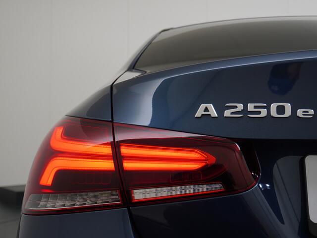 Mercedes-Benz A-KLASSE 250e AMG // Panoramadak // Memory // Trekhaak // Keyless // Carplay // Sfeerverlichting // MultiBeam LED // Night Pakket // Augmented Reality