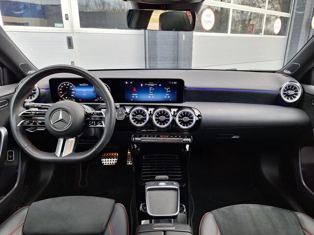 Mercedes-Benz A-KLASSE 250 e | Panoramadak | AMG | Burmester Surround Sound | Night Pakket | Apple CarPlay | Android Auto | Sfeerverlichting | Stoelverwarming | Achteruitrijcamera | Elektrisch Inklapbare Buitenspiegels