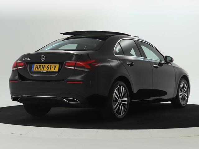 Mercedes-Benz A-KLASSE 250 e Sedan Plug-In Hybride | Panoramadak | Voorstoelen met memory | Dodehoek Assist | Sfeerverlichting. Inclusief 24 maanden MB Certified garantie voor Europa.